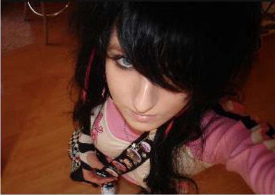 10P Pictures of pretty emo girls selfshooting
