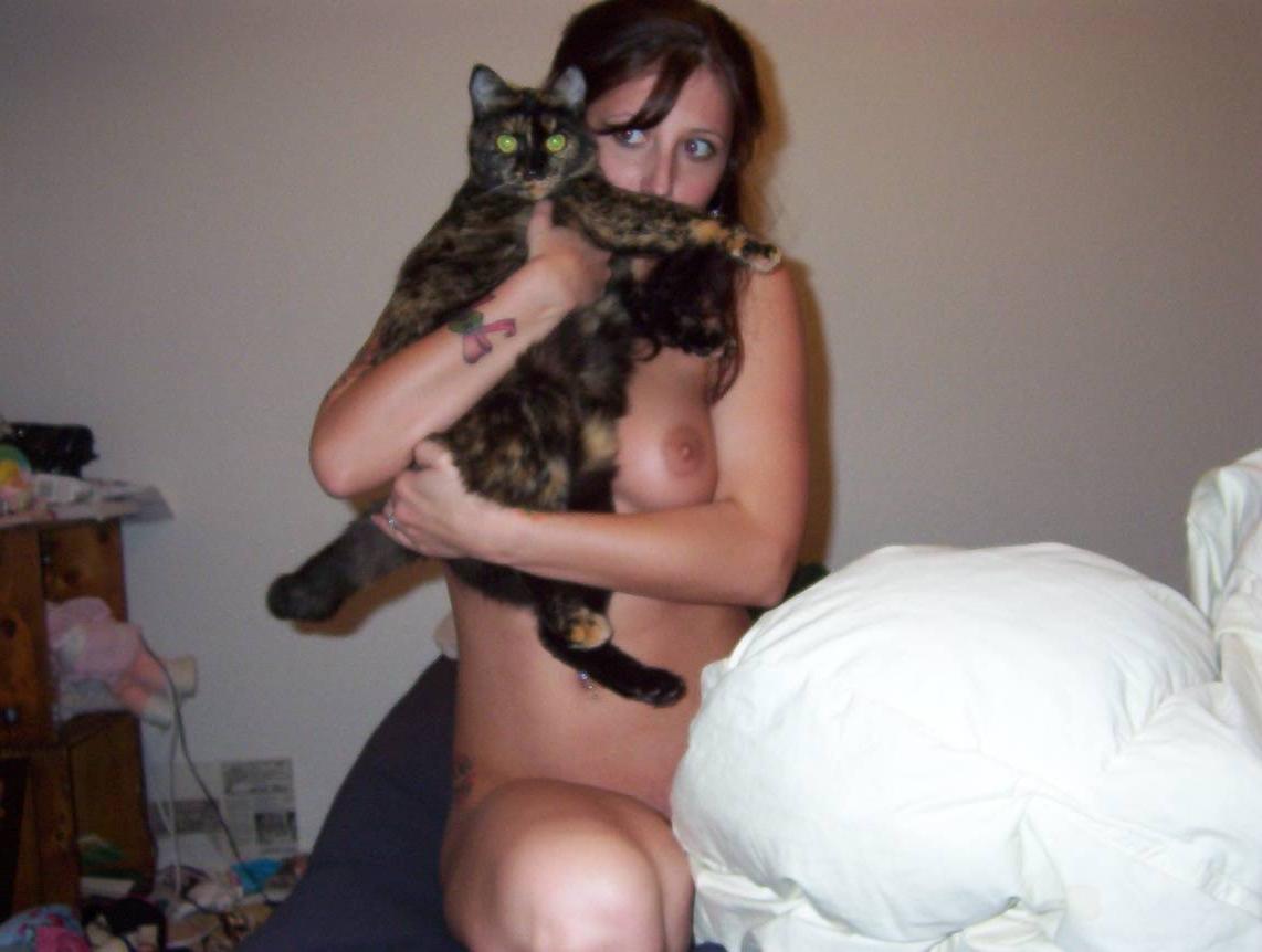 10P Pictures of emo girl in glasses sucking cock