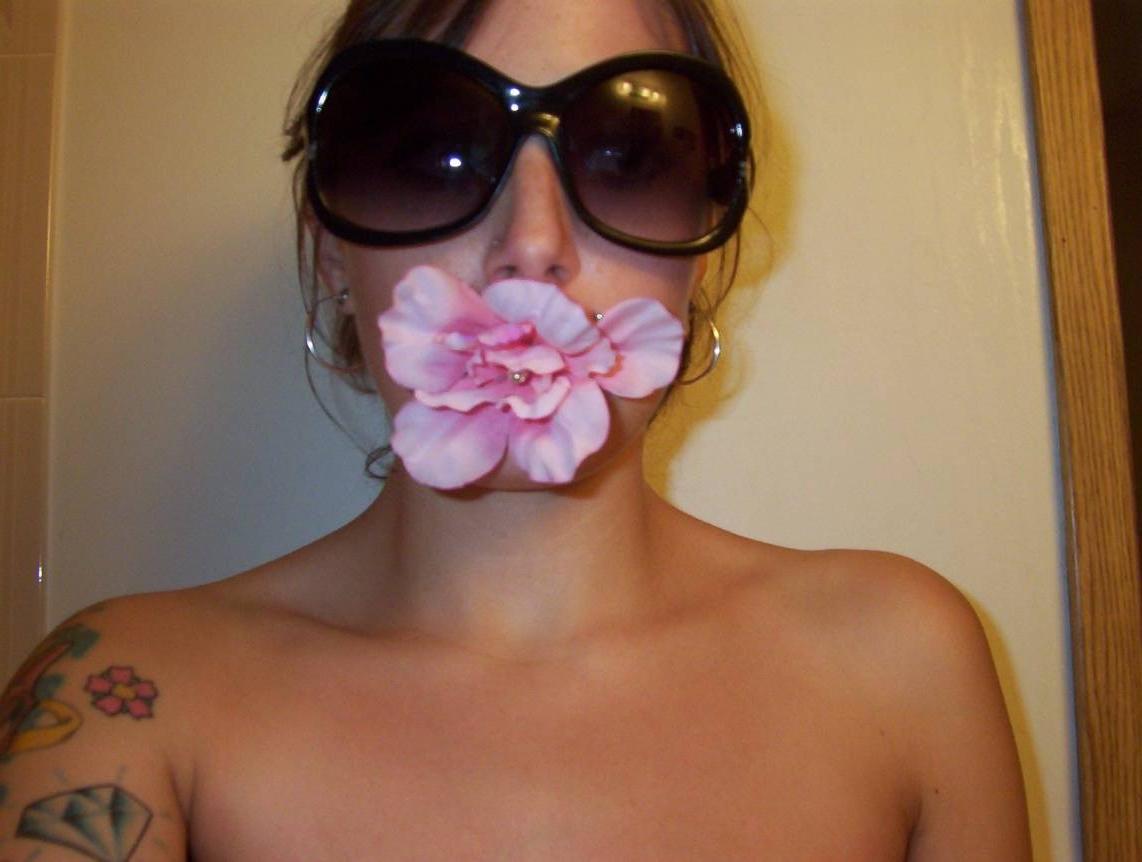 10P Pictures of emo girl in glasses sucking cock