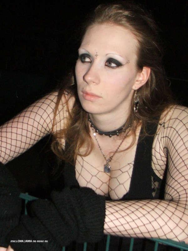 10P Pictures of busty emo babe