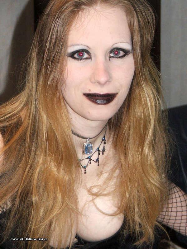 10P Pictures of busty emo babe