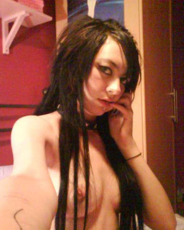 10P Pictures of a group of emo girlfriends
