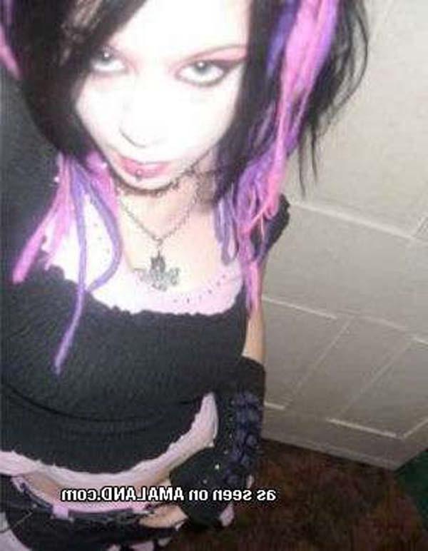 10P Picture set of sexy camwhoring emo babes