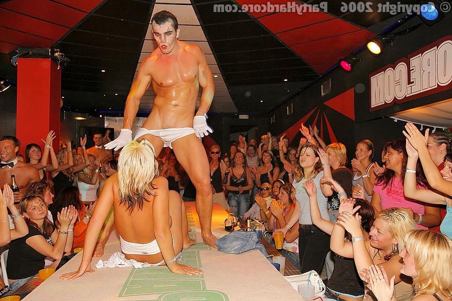 11P Girls blowing strippers on stage