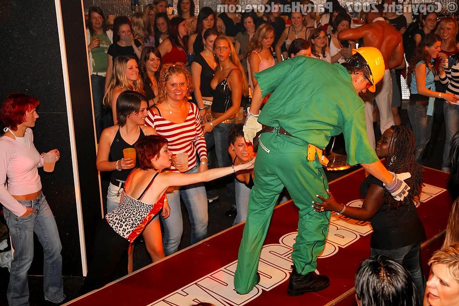11P Girls on stage screwing male strippers