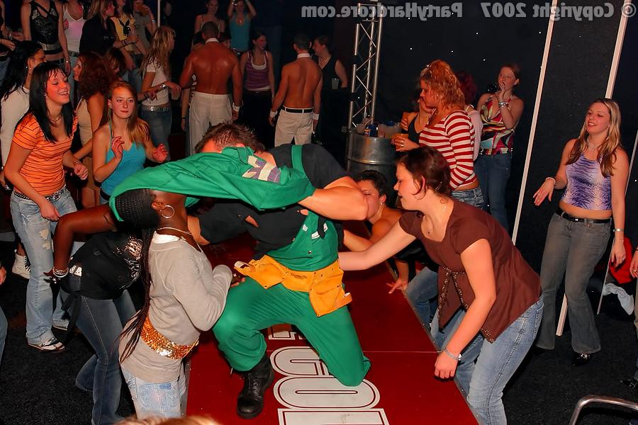 11P Girls on stage screwing male strippers