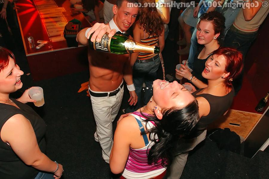 11P Girls on stage screwing male strippers