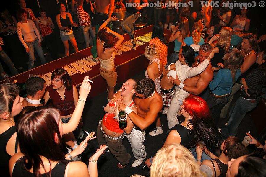 11P Girls on stage screwing male strippers