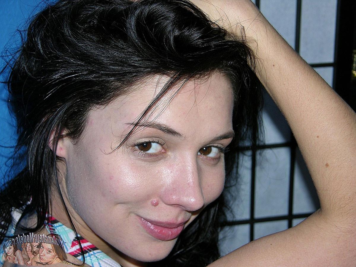 20P Amateur brunette teen stripping out of her bikini