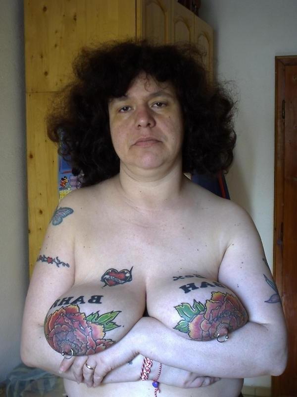 16P tattooed amateur matures showing off