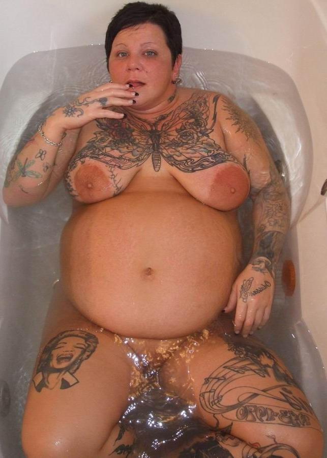 16P tattooed amateur matures showing off