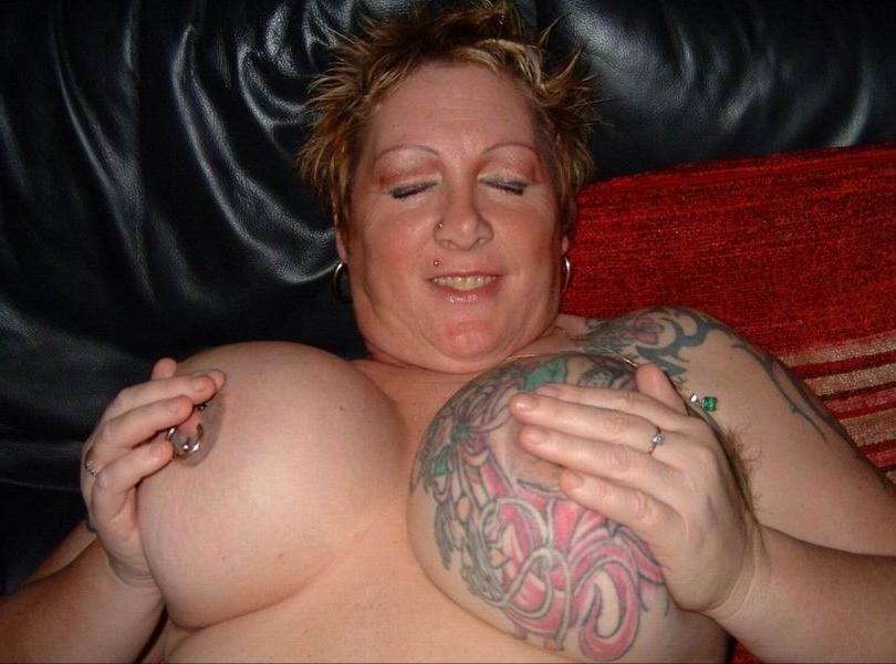 16P tattooed amateur matures showing off