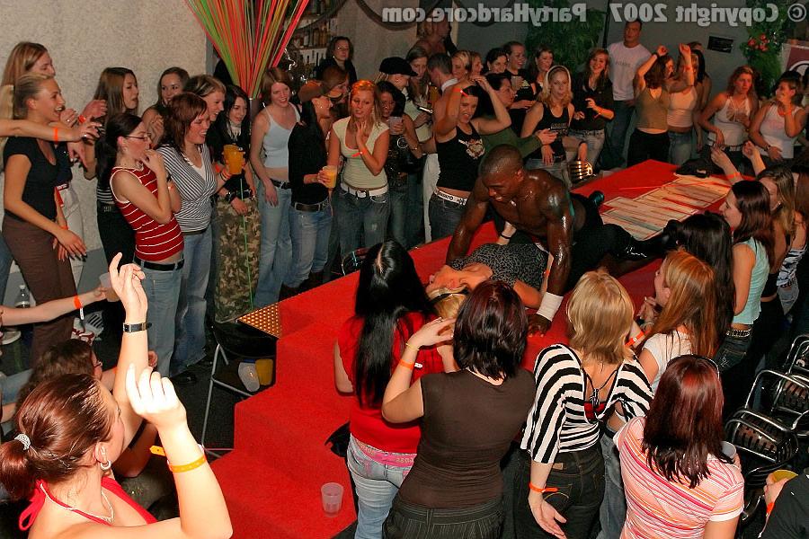 11P Party chicks blowing dancers dicks
