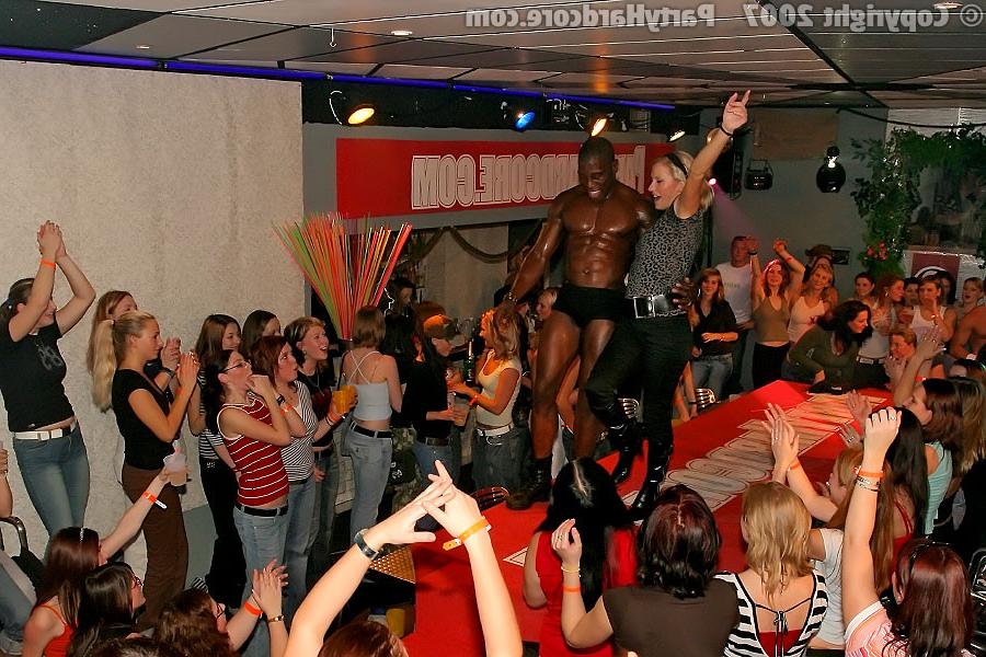 11P Party chicks blowing dancers dicks
