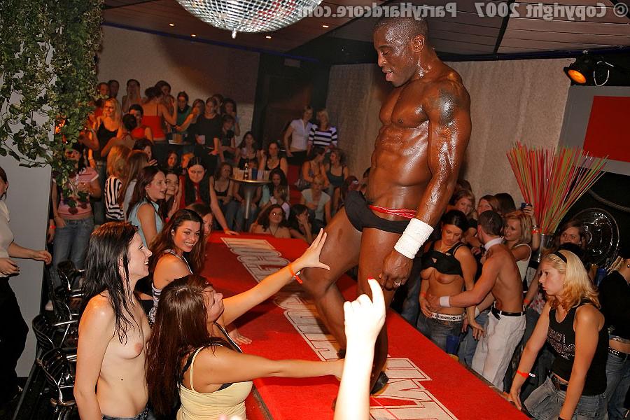 11P Party chicks blowing dancers dicks