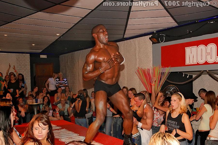 11P Party chicks blowing dancers dicks