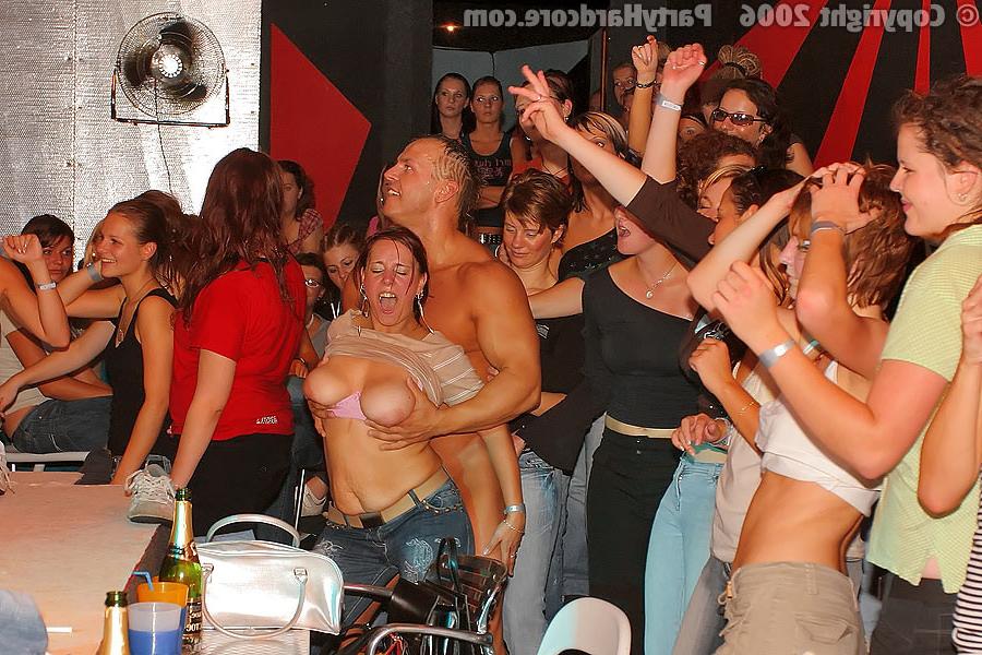 11P Sexy party girls blowing male strippers