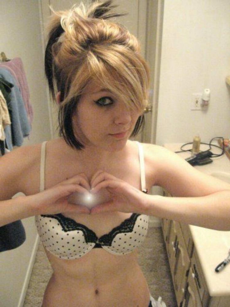 15P Emo and goth gfs posing and selfshot pics 3