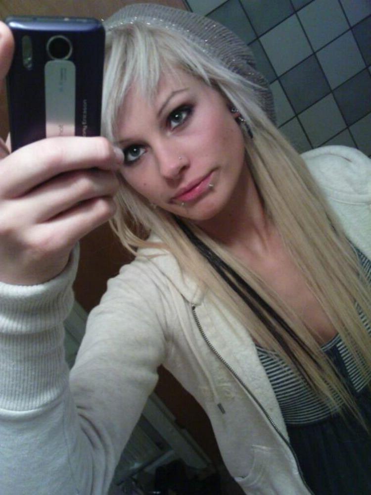 15P Emo and goth gfs posing and selfshot pics 5