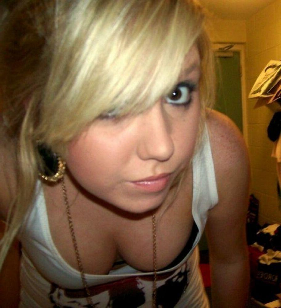 15P Emo and goth gfs posing and selfshot pics 1