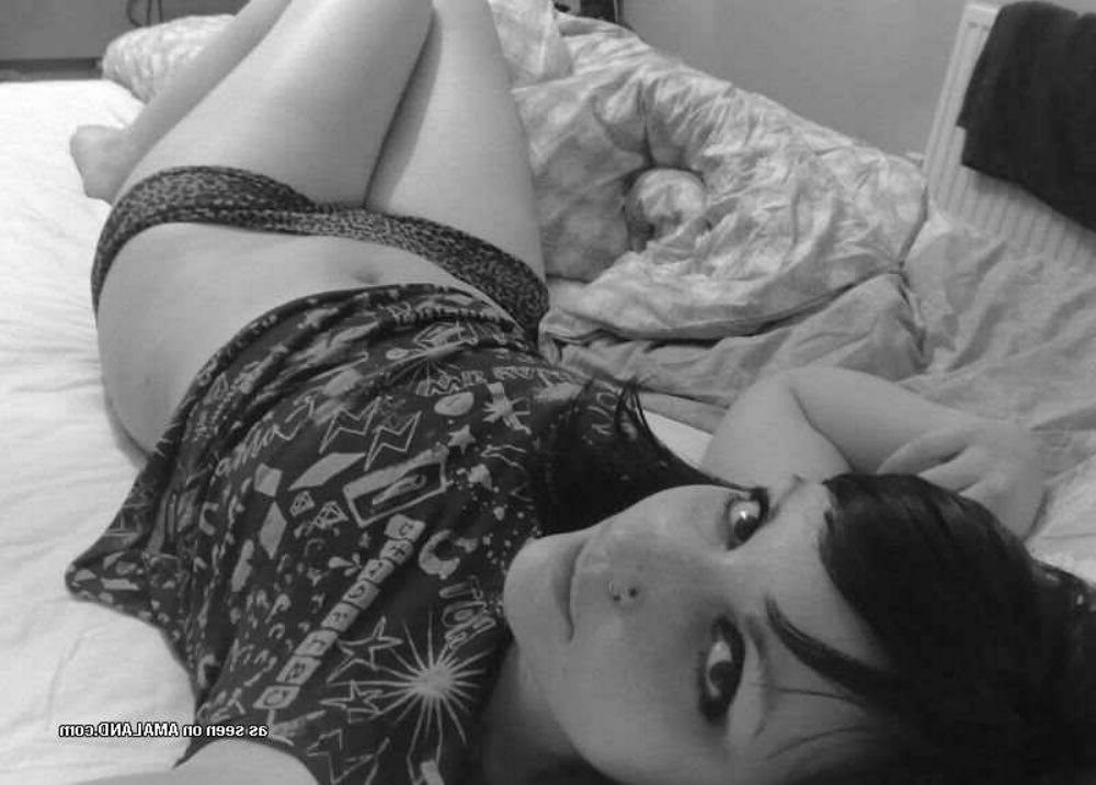 15P Emo and goth gfs posing and selfshot pics 10