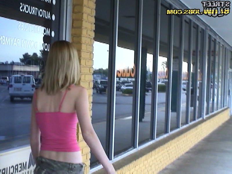 15P Check out the lips on this hot amateur babe as she blows a stranger