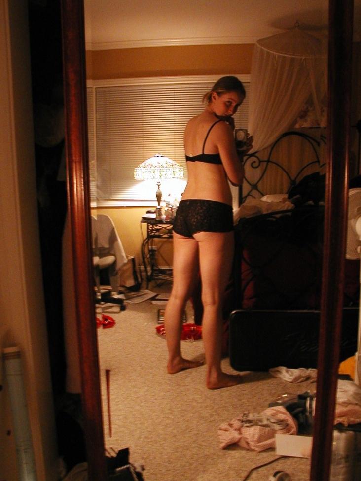 10P Babe trying on black and white lingerie and shooting it