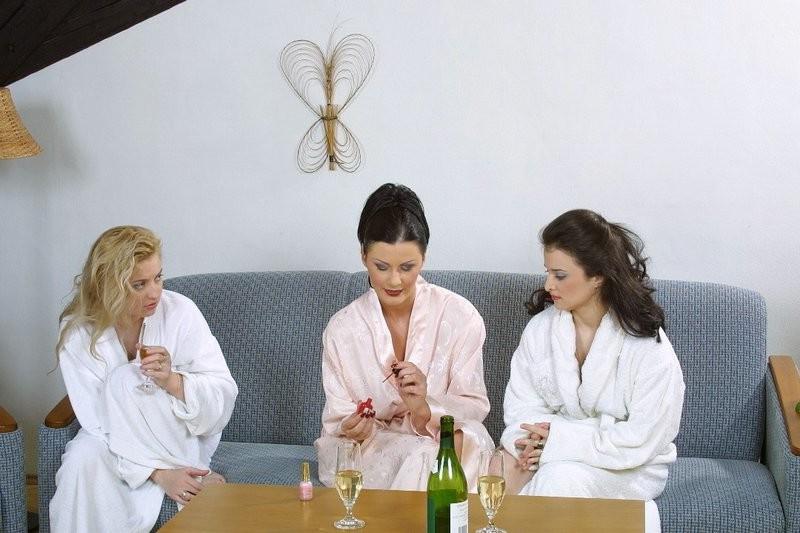 12P After a night of drinking three sexy ladies hav some fun