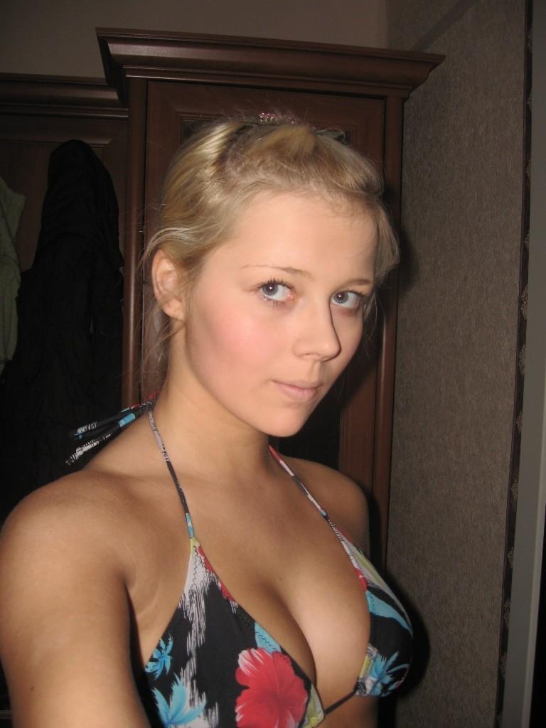 10P Salacious chick skillfully seduces guys in homemade pics