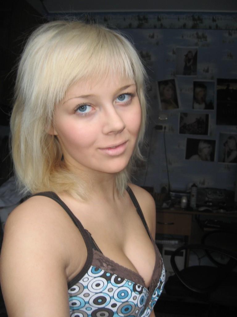 10P Salacious chick skillfully seduces guys in homemade pics