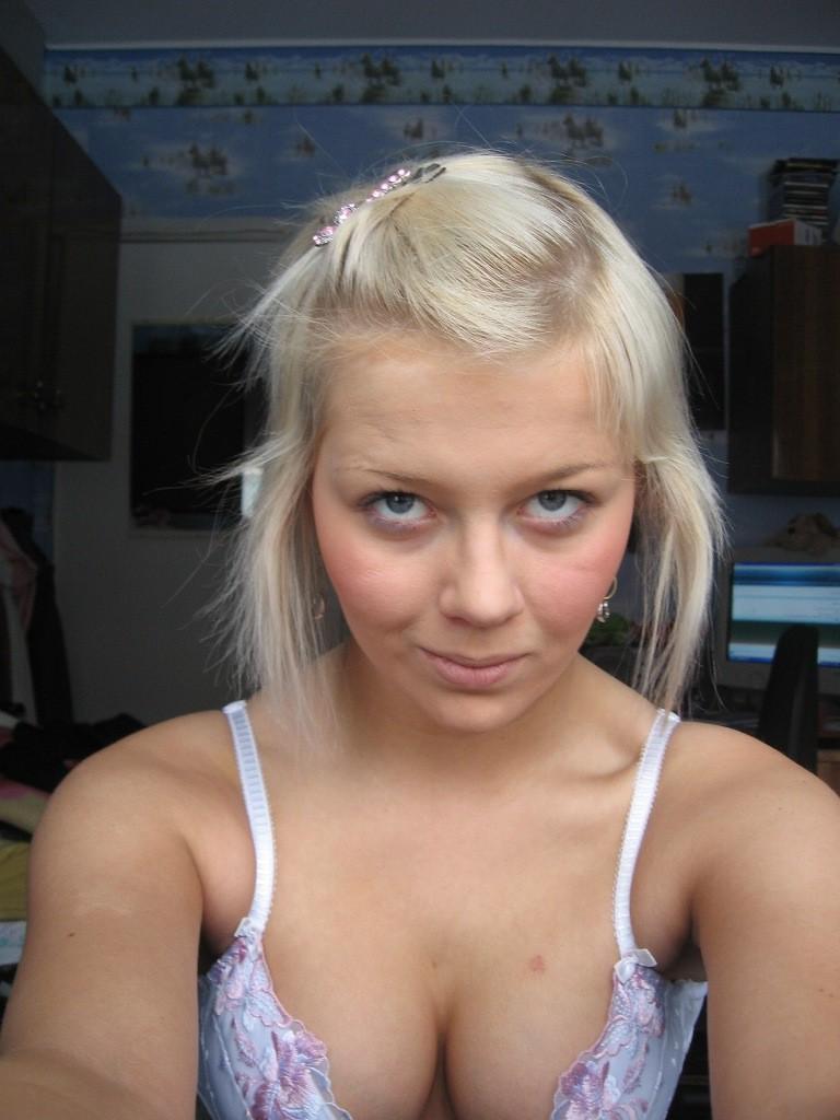 10P Salacious chick skillfully seduces guys in homemade pics