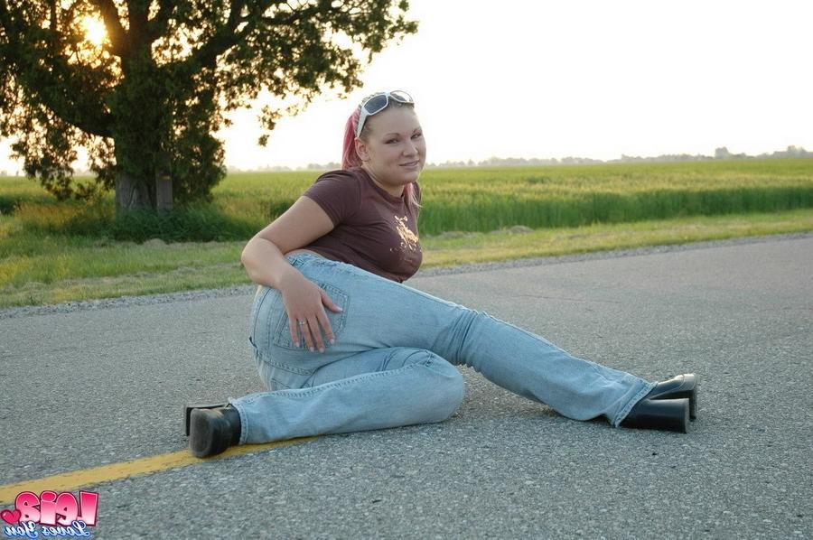 12P Leia shows off her ass on the street