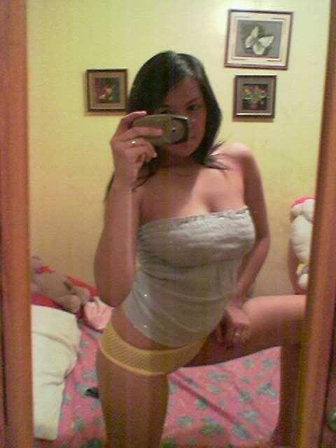 10P Babe poses half naked before her own camera