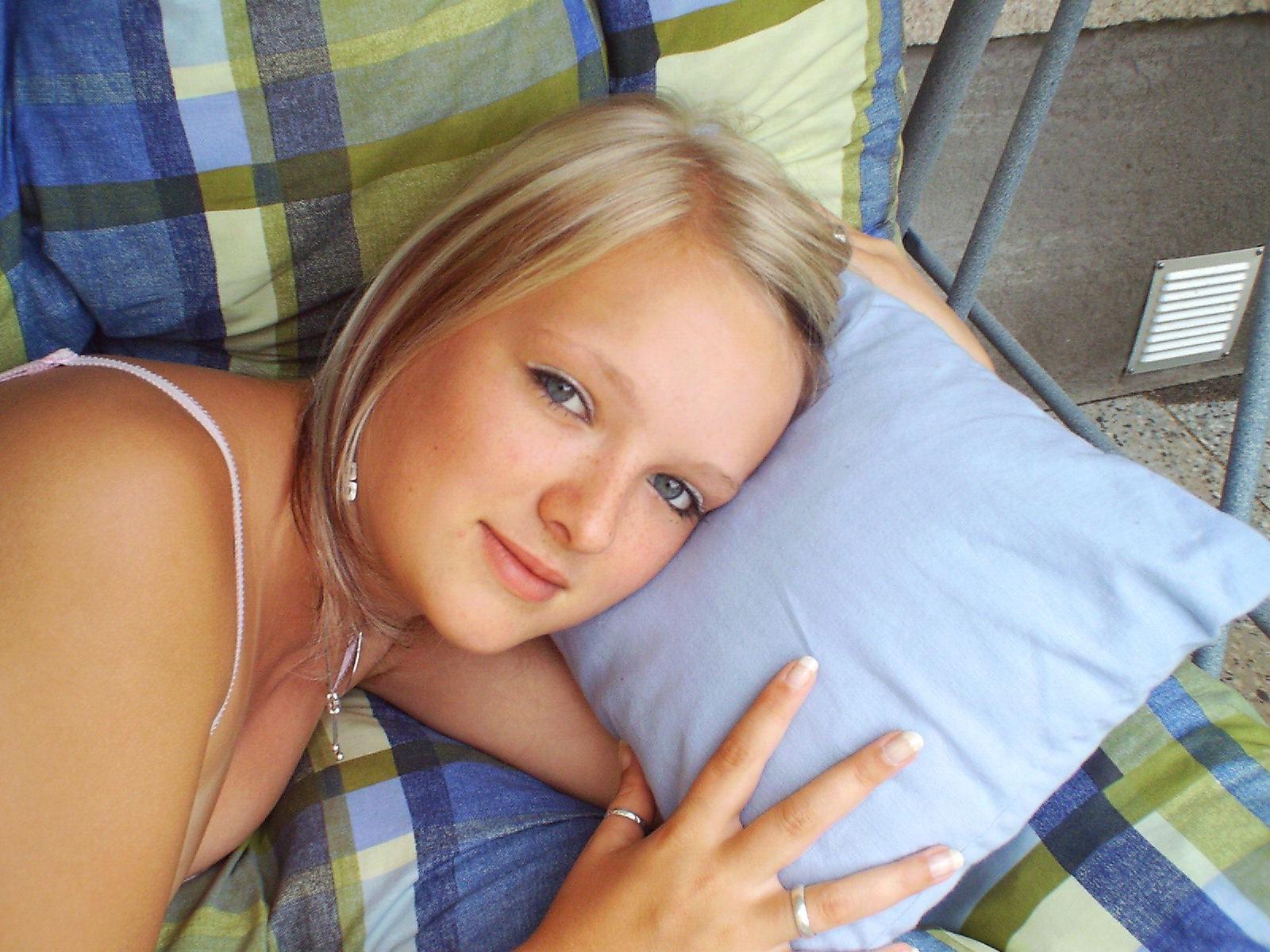 8P Splendid close-ups with cock sliding in young pussy