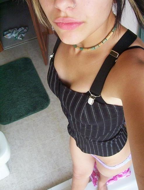 10P Sexy cutie posing in doggy and wet top before cam