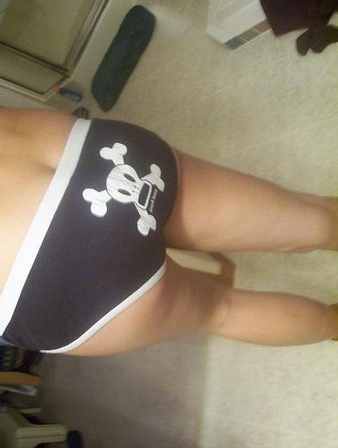 10P Sexy cutie posing in doggy and wet top before cam
