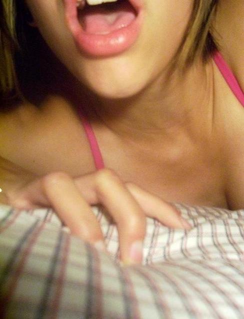 10P Sexy cutie posing in doggy and wet top before cam