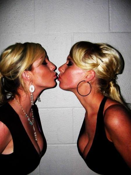 16P Gorgeous webcam babes posing online