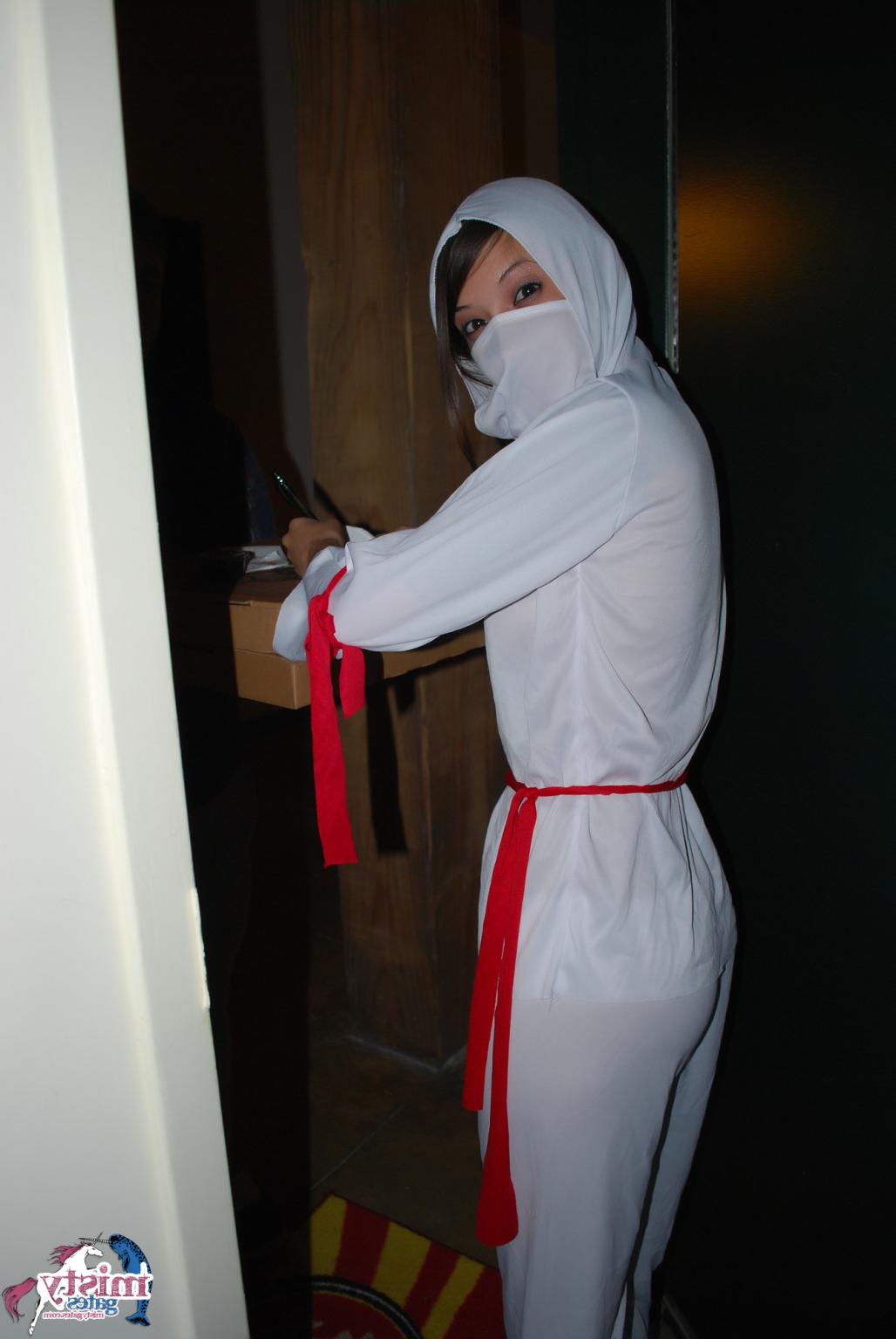 16P Misty Gates Naked Ninja Surprises The Pizza Guy