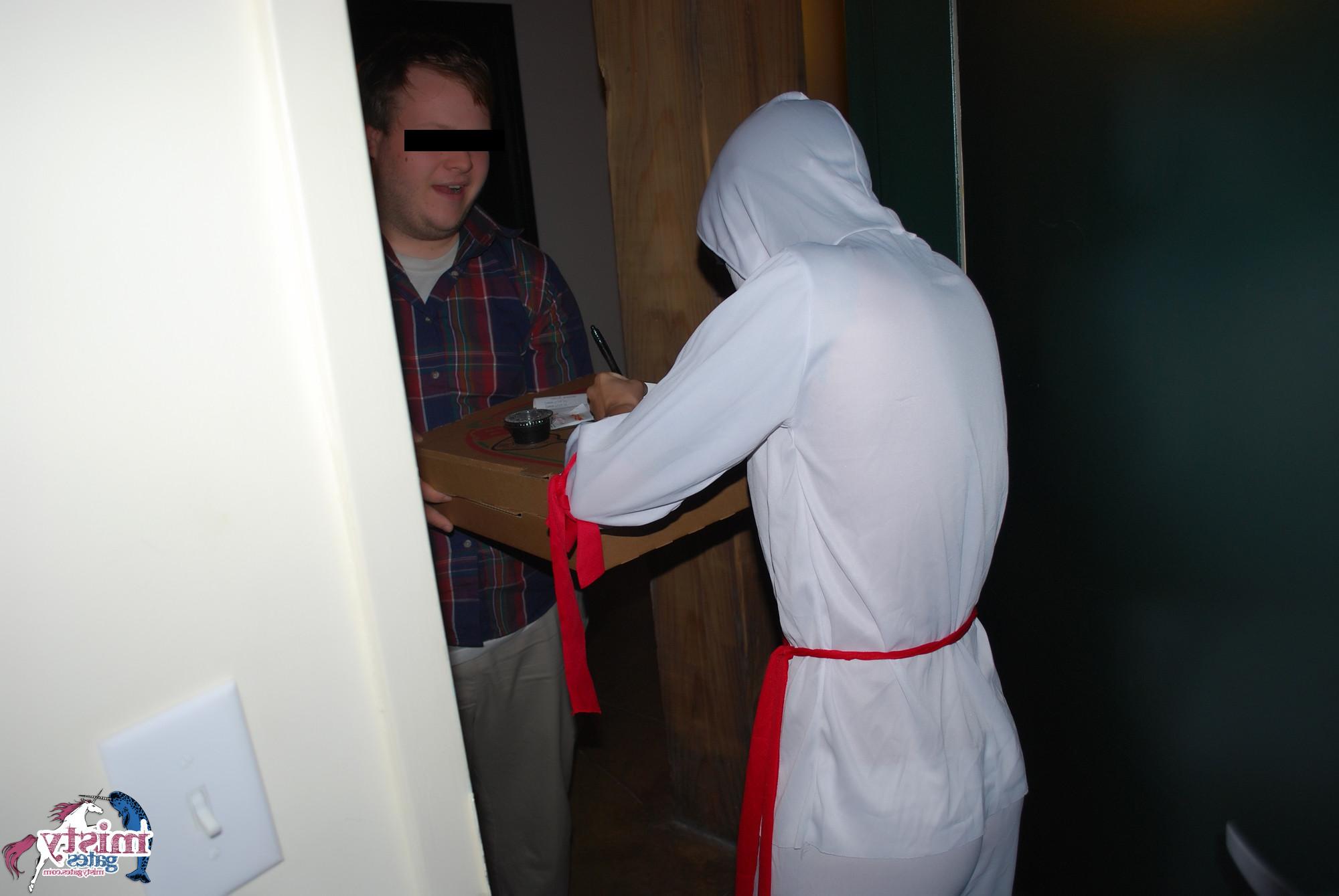 16P Misty Gates Naked Ninja Surprises The Pizza Guy