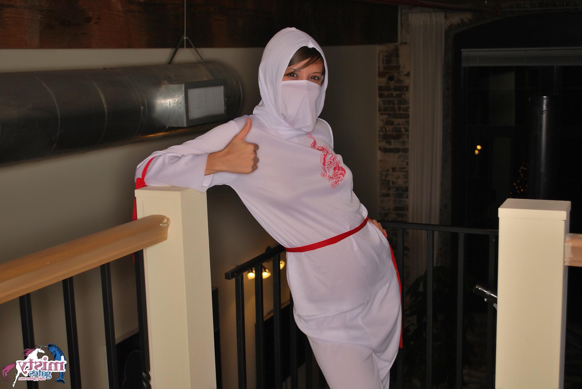 16P Misty Gates Naked Ninja Surprises The Pizza Guy