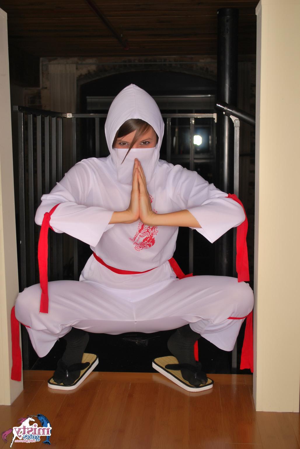 16P Misty Gates Naked Ninja Surprises The Pizza Guy