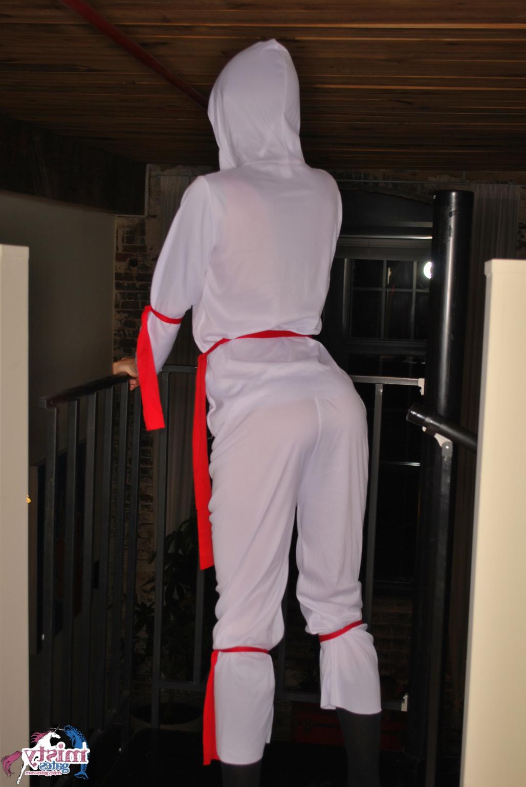 16P Misty Gates Naked Ninja Surprises The Pizza Guy