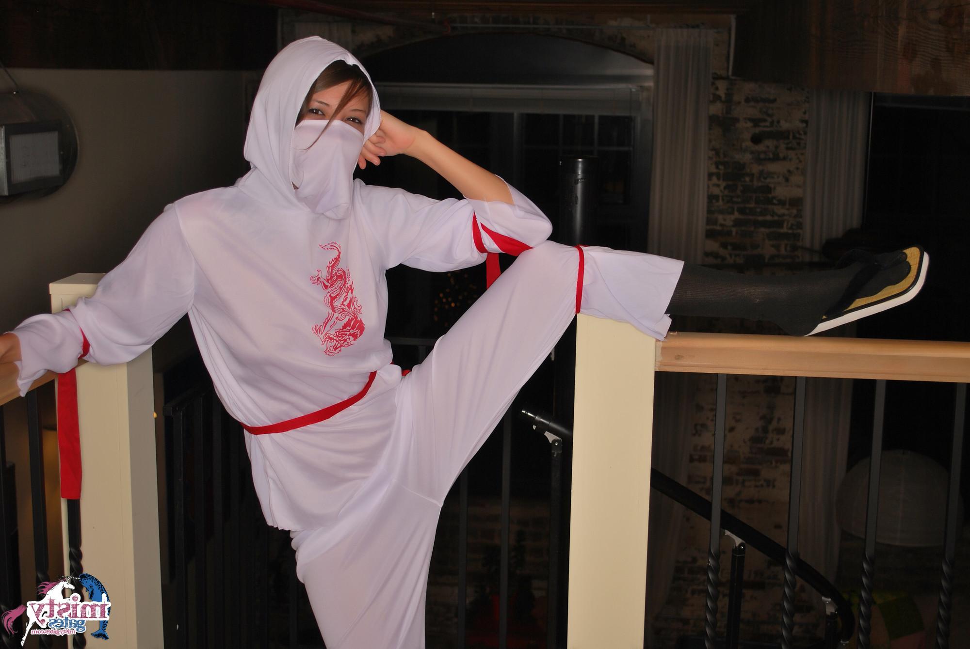 16P Misty Gates Naked Ninja Surprises The Pizza Guy