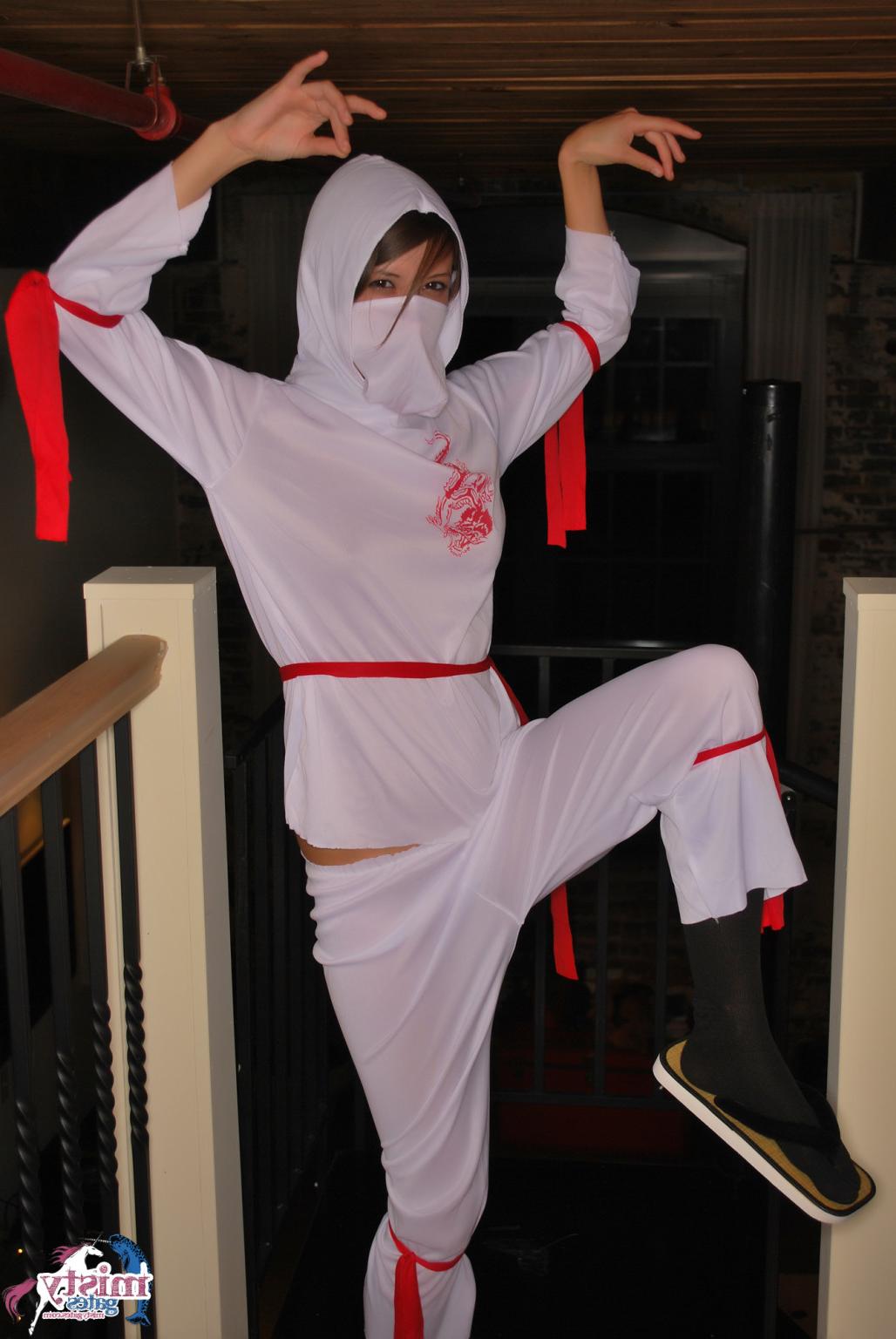 16P Misty Gates Naked Ninja Surprises The Pizza Guy