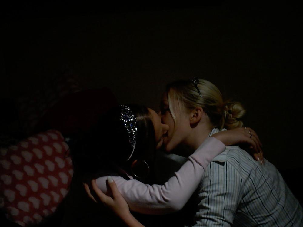 25P 2 Lesbian Teens I Found On Saporno.com