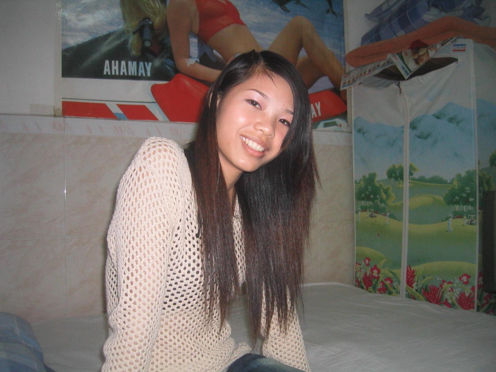 16P Hookers posing and spreading their legs