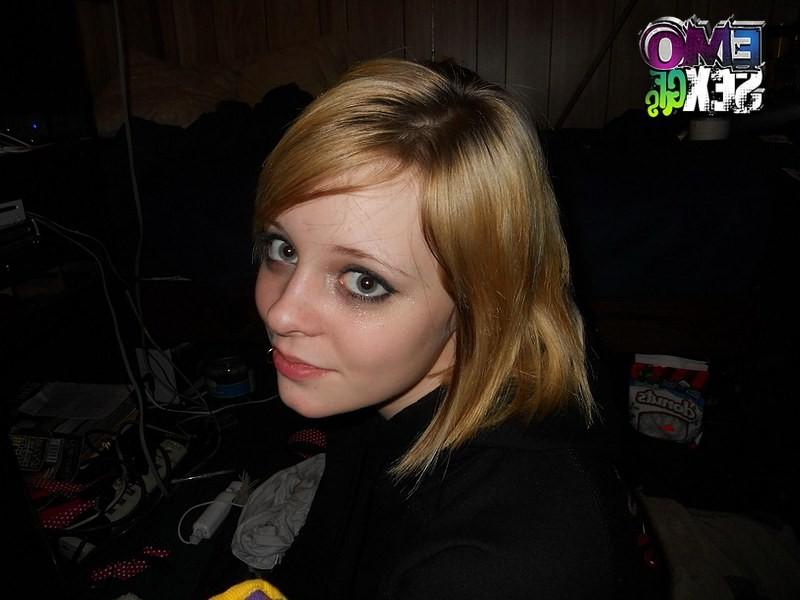 12P Blonde emo gf sucks cock