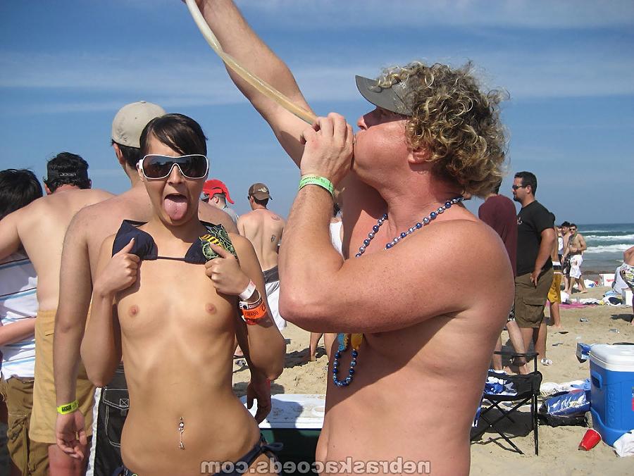 16P College girls flashing at Spring Break