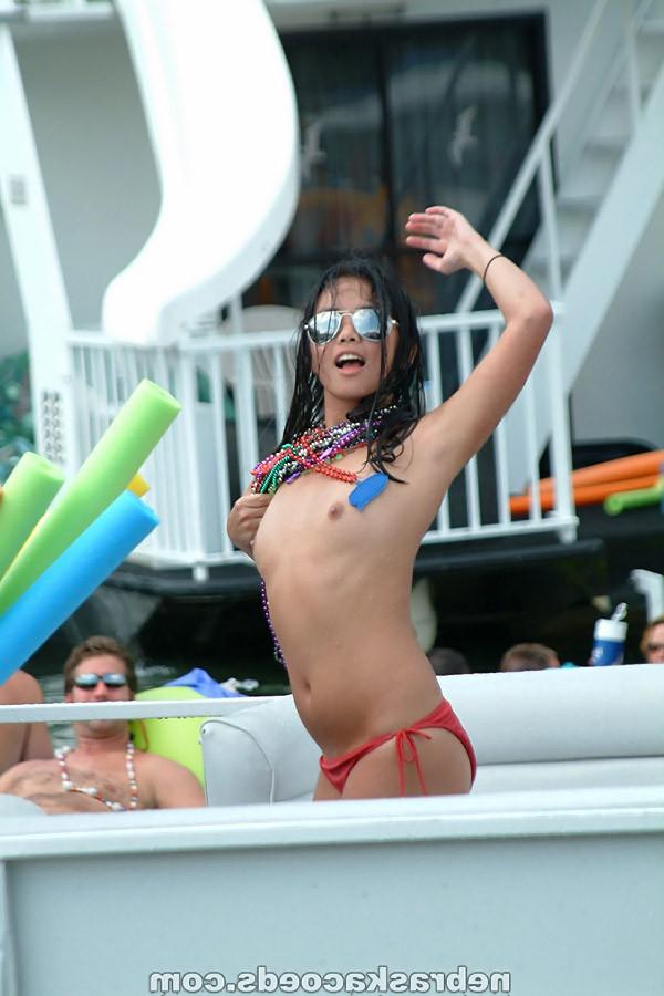 16P College girls flashing at Spring Break